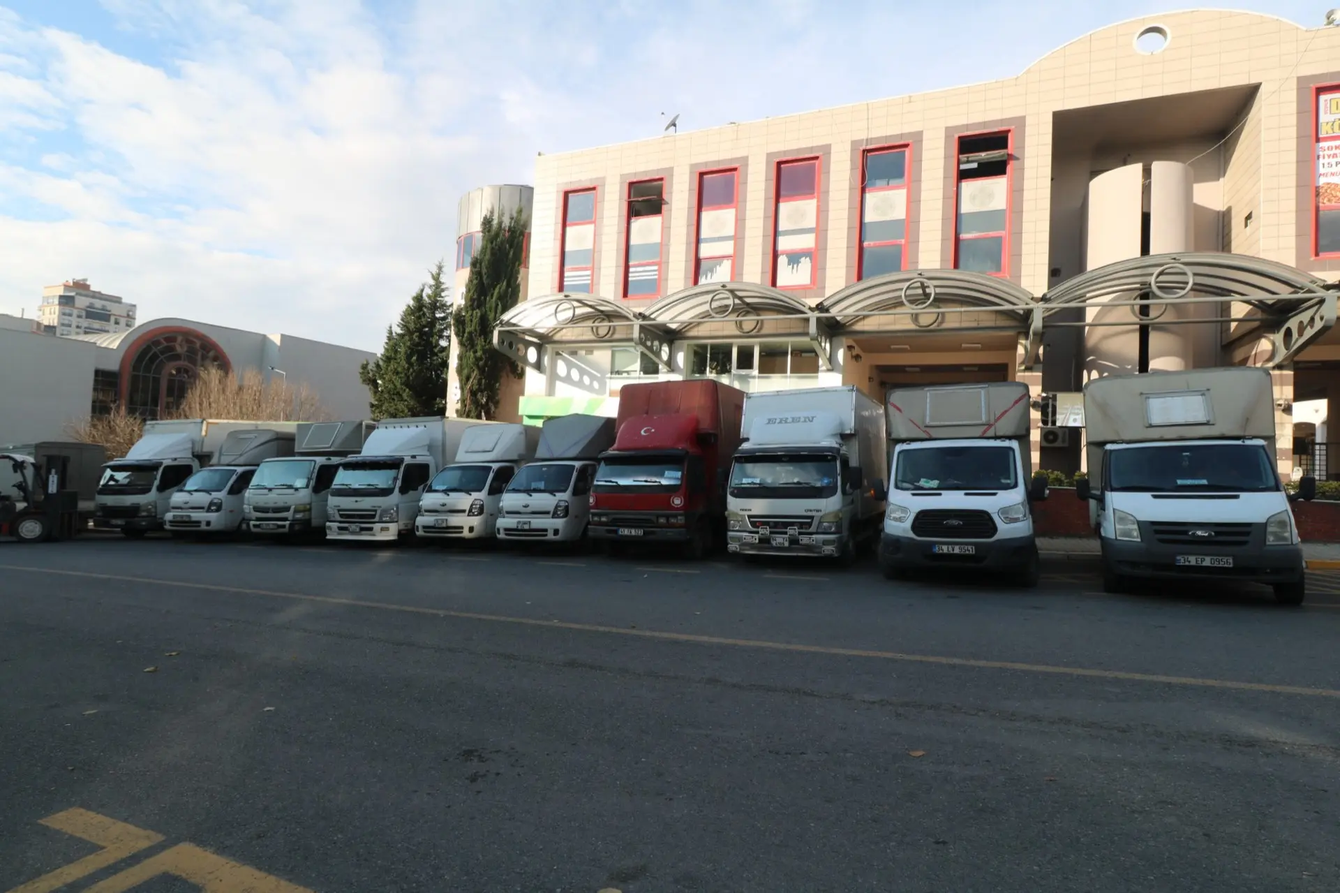 GİY-TEKS araç filosu, Esenler Tekstilkent merkezi önünde